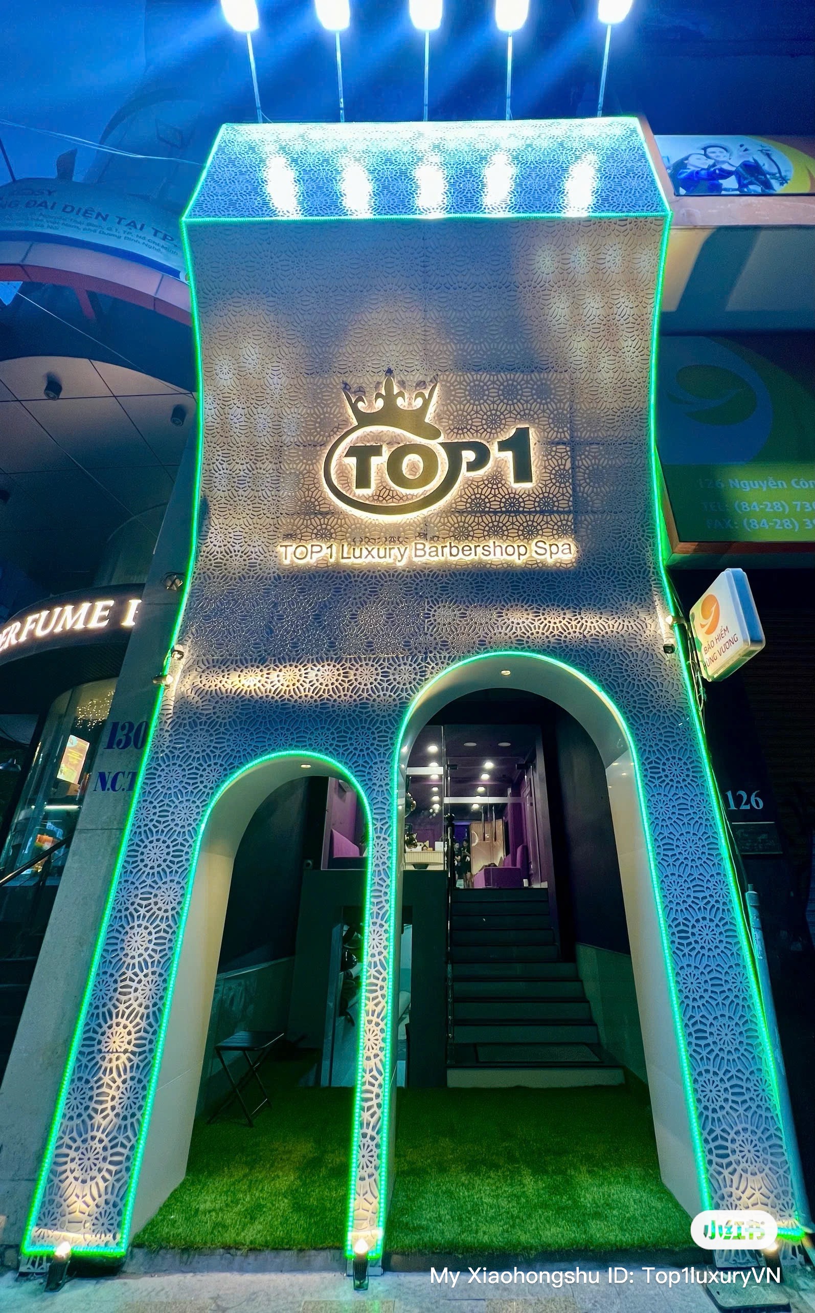 Lối vào Top 1 Luxury Barbershop Spa trên Nguyễn Công Trứ vào buổi tối